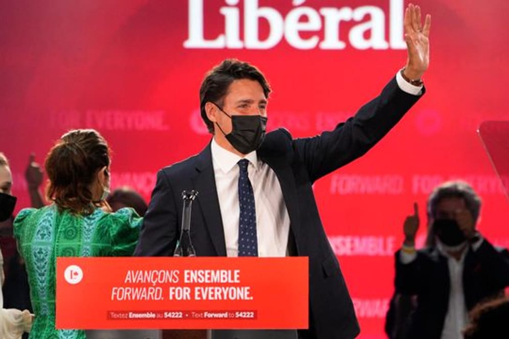 Justin Trudeau (M), Premierminister von Kanada und Parteivorsitzender der Liberalen Partei, begrüßt seine Anhänger vor seiner Rede in der Wahlkampfzentrale der Partei.