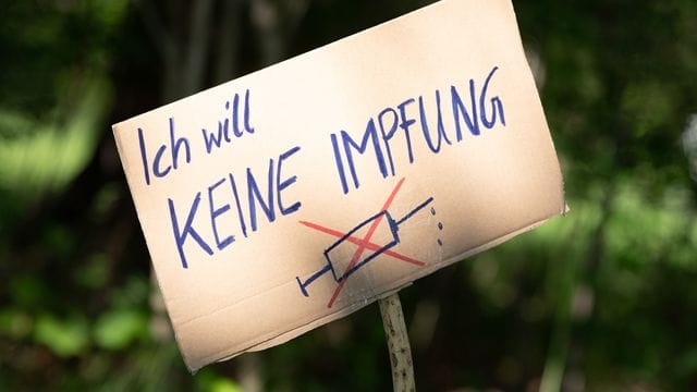 Ein Schild mit der Aufschrift "Ich will keine Impfung" am Rande einer Querdenker-Kundgebung. Ein Schild mit der Aufschrift "Ich will keine Impfung" am Rande einer Querdenker-Kundgebung.