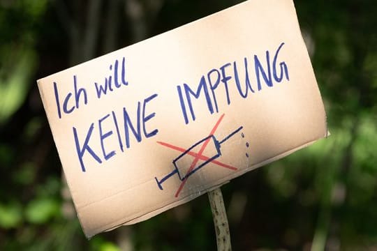 Ein Schild mit der Aufschrift "Ich will keine Impfung" am Rande einer Querdenker-Kundgebung.