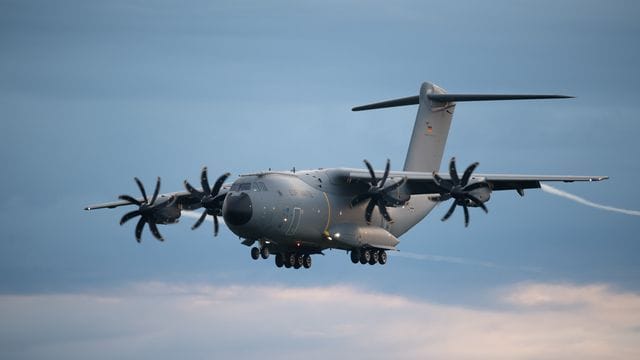 Ein Transportflugzeug A400M der Bundeswehr im Landeanflug auf den niedersächsischen Stützpunkt Wunstorf Ende August. Ein Transportflugzeug A400M der Bundeswehr im Landeanflug auf den niedersächsischen Stützpunkt Wunstorf Ende August.