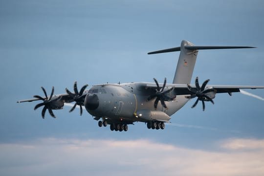 Ein Transportflugzeug A400M der Bundeswehr im Landeanflug auf den niedersächsischen Stützpunkt Wunstorf Ende August.