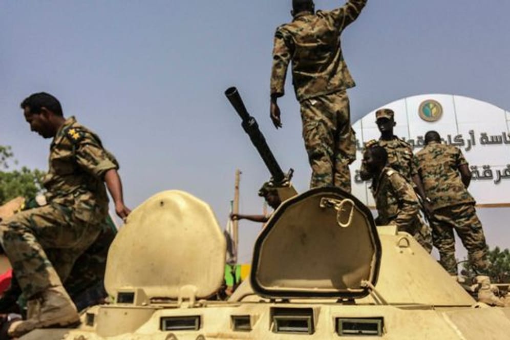Auf den Straßen Khartums sind Militärfahrzeuge und Soldaten präsent (Archivbild).