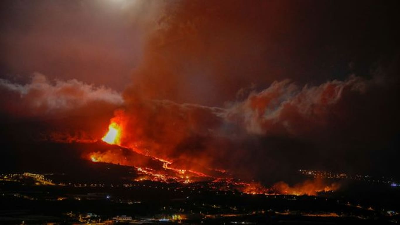 Lava bricht aus einem Vulkan in der Nähe von El Paso auf der Insel La Palma aus.