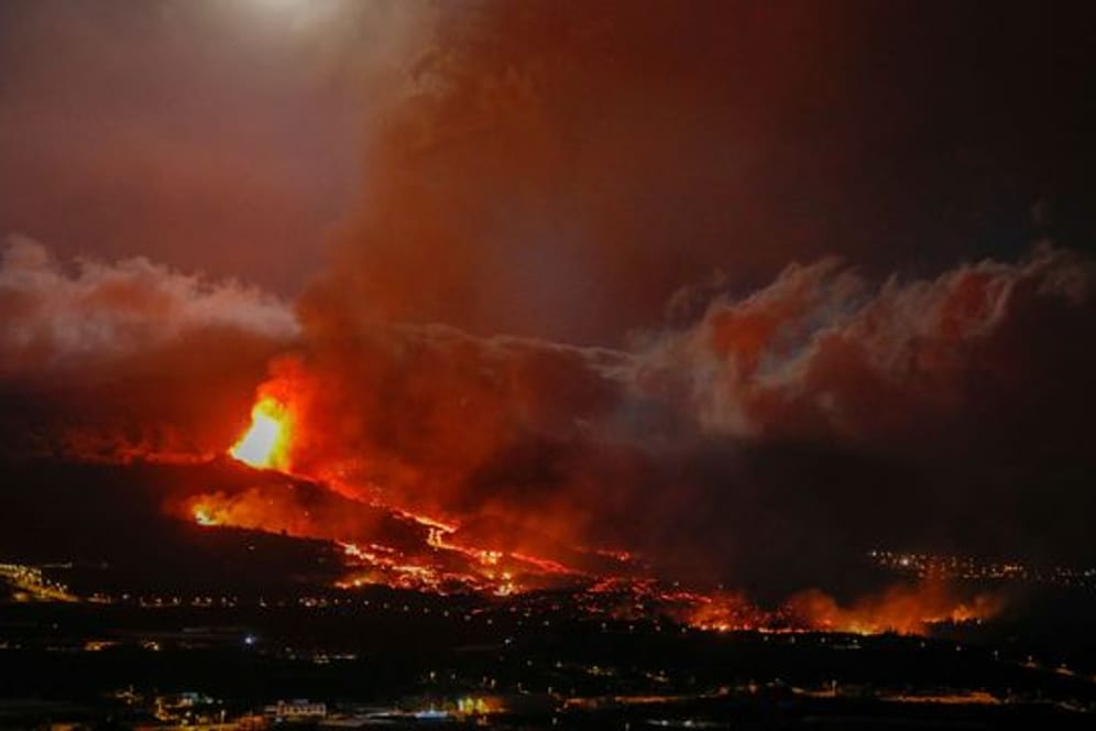 Lava bricht aus einem Vulkan in der Nähe von El Paso auf der Insel La Palma aus.