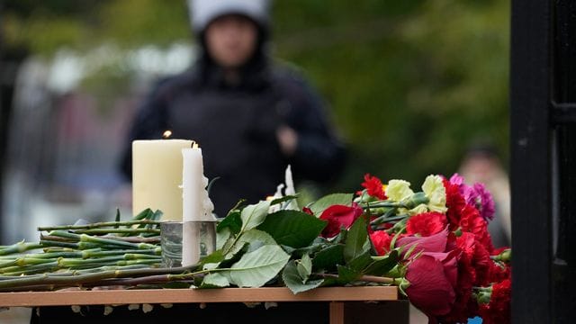 Kerzen und Blumen stehen auf einem Tisch nach einer Schießerei in der Staatlichen Universität Perm, etwa 1. Kerzen und Blumen stehen auf einem Tisch nach einer Schießerei in der Staatlichen Universität Perm, etwa 1.