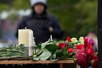 Kerzen und Blumen stehen auf einem Tisch nach einer Schießerei in der Staatlichen Universität Perm, etwa 1.