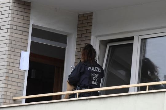 Ermittler durchsuchen ein Mehrfamilienhaus in Hagen.