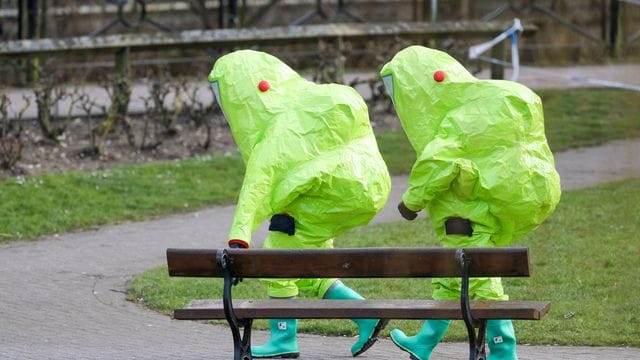 Einsatzkräfte in Schutzanzügen nach dem Anschlag in Salisbury 2018.