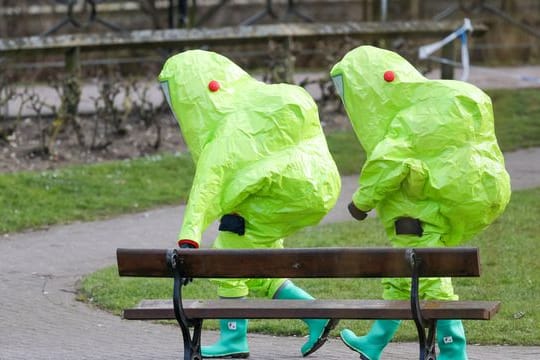 Einsatzkräfte in Schutzanzügen nach dem Anschlag in Salisbury 2018.
