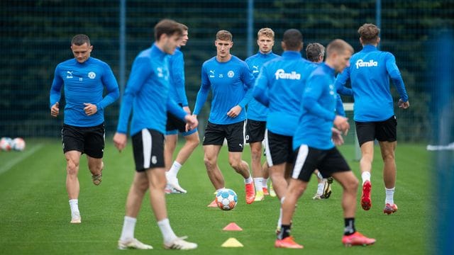 Die Mannschaft von Holstein Kiel braucht einen neuen Cheftrainer.