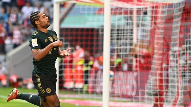 Der FC Bayern München bangt um den Einsatz von Serge Gnabry.