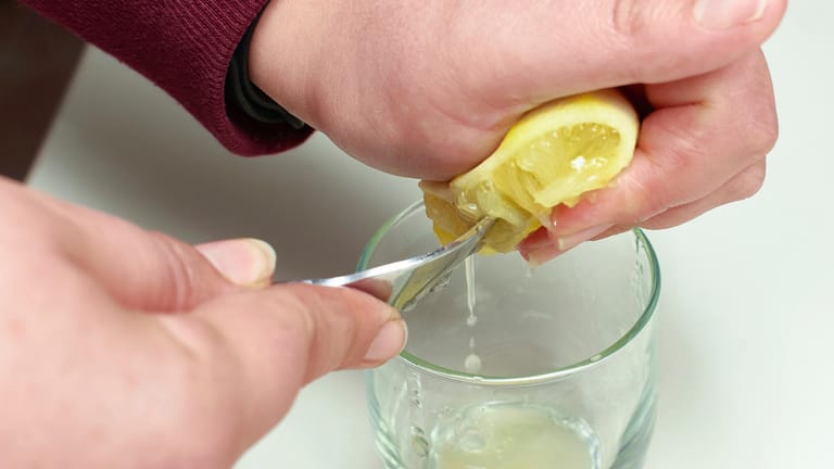 Zitrone: Mit der Gabel werden die Fruchtfasern beschädigt. Zudem dient sie als Widerstand.