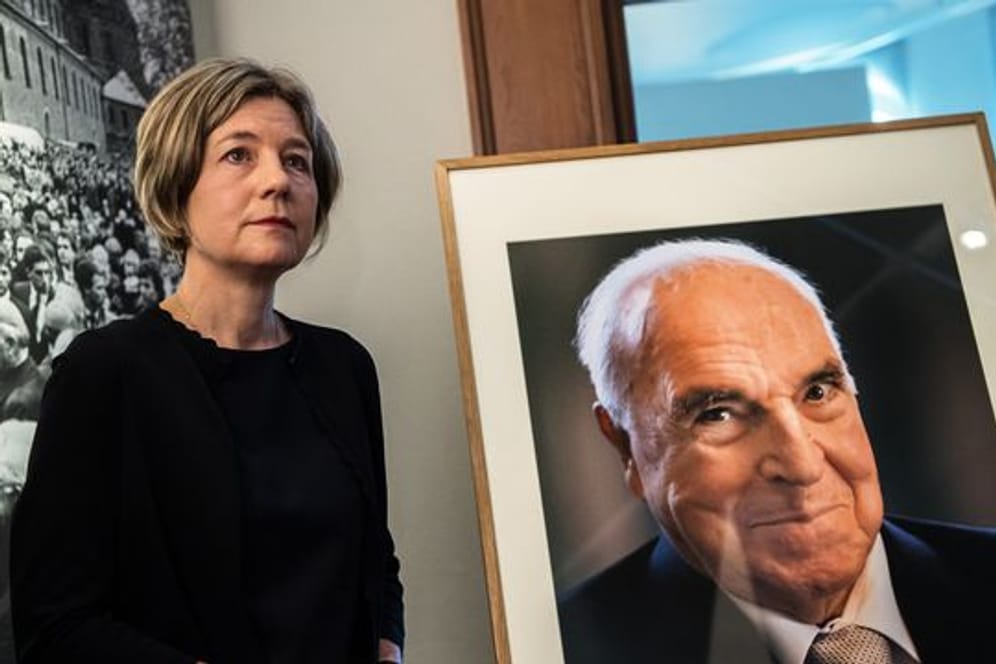 Maike Kohl-Richter, Witwe von Alt-Bundeskanzler Helmut Kohl, steht neben einem Porträt ihres Mannes.