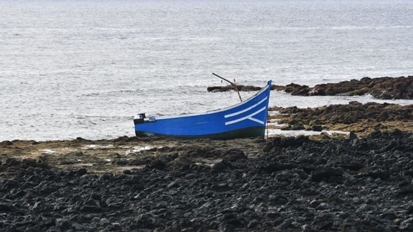 Ein leeres Boot an einem Strand in Spanien (Symbolbild).