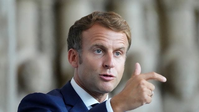 Das Impfzertifikat von Frankreichs Präsident Emmanuel Macron ist im Internet aufgetaucht.