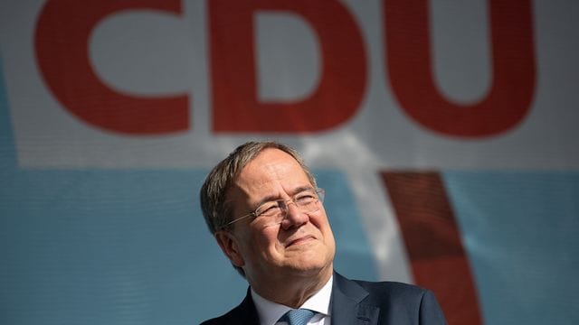 Armin Laschet, Kanzlerkandidat der CDU, steht während einer Wahlkampfveranstaltung der CDU unter dem Partei-Logo. Armin Laschet, Kanzlerkandidat der CDU, steht während einer Wahlkampfveranstaltung der CDU unter dem Partei-Logo.