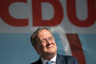 Armin Laschet, Kanzlerkandidat der CDU, steht während einer Wahlkampfveranstaltung der CDU unter dem Partei-Logo.