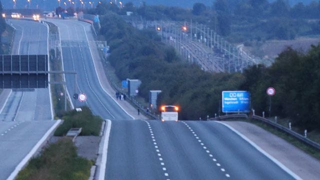 Der betroffene Reisebus steht auf der Autobahn 9 in Fahrtrichtung München.