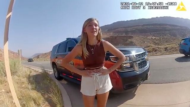 Gabrielle "Gabby" Petito spricht mit einem Polizisten, nachdem dieser den Van, in dem sie mit ihrem Freund Brian Laundrie einen emotionalen Streit hatte, anhielt (Archivbild). Gabrielle "Gabby" Petito spricht mit einem Polizisten, nachdem dieser den Van, in dem sie mit ihrem Freund Brian Laundrie einen emotionalen Streit hatte, anhielt (Archivbild).