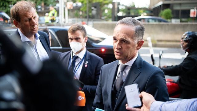 Bundesaußenminister Heiko Maas gibt nach seinem Gespräch mit seinem iranischen Amtskollegen ein Statement vor der Ständigen Vertretung der Bundesrepublik Deutschland bei den Vereinten Nationen. Bundesaußenminister Heiko Maas gibt nach seinem Gespräch mit seinem iranischen Amtskollegen ein Statement vor der Ständigen Vertretung der Bundesrepublik Deutschland bei den Vereinten Nationen.