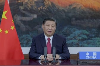 Chinas Präsident Xi Jinping spricht in einer aufgezeichneten Botschaft während der 76.