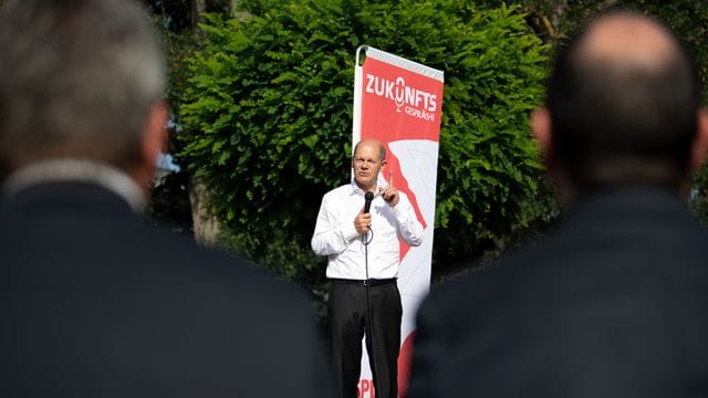 SPD-Kanzlerkandidat Olaf Scholz spricht bei einem Wahlkampfauftritt in Köln.