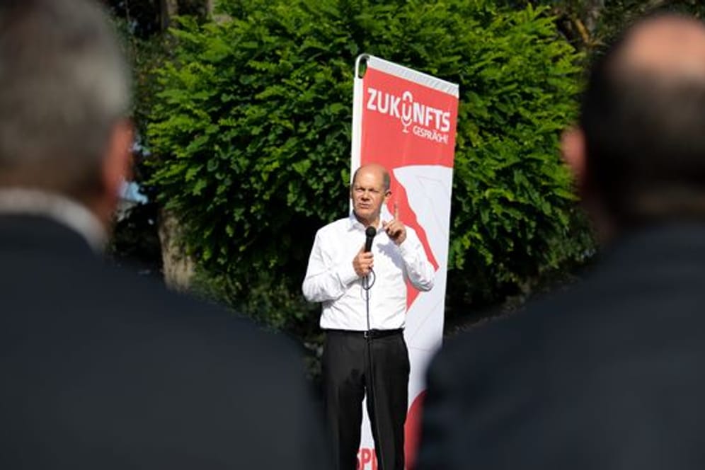 SPD-Kanzlerkandidat Olaf Scholz spricht bei einem Wahlkampfauftritt in Köln.