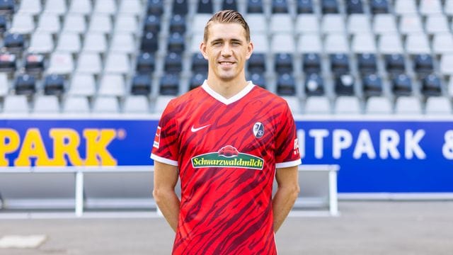 Der Freiburger Nils Petersen hat zum Stadionneubau des SC Freiburg gemischte Gefühle. Der Freiburger Nils Petersen hat zum Stadionneubau des SC Freiburg gemischte Gefühle.