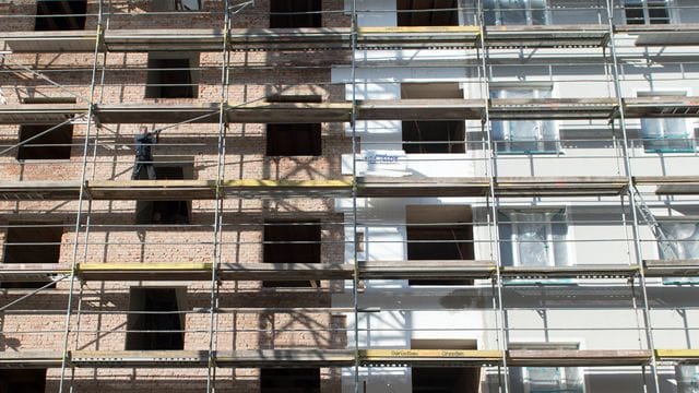 An einem Altbau wird während der Renovierung eine Wärmedämmung an die Fassade angebracht. An einem Altbau wird während der Renovierung eine Wärmedämmung an die Fassade angebracht.