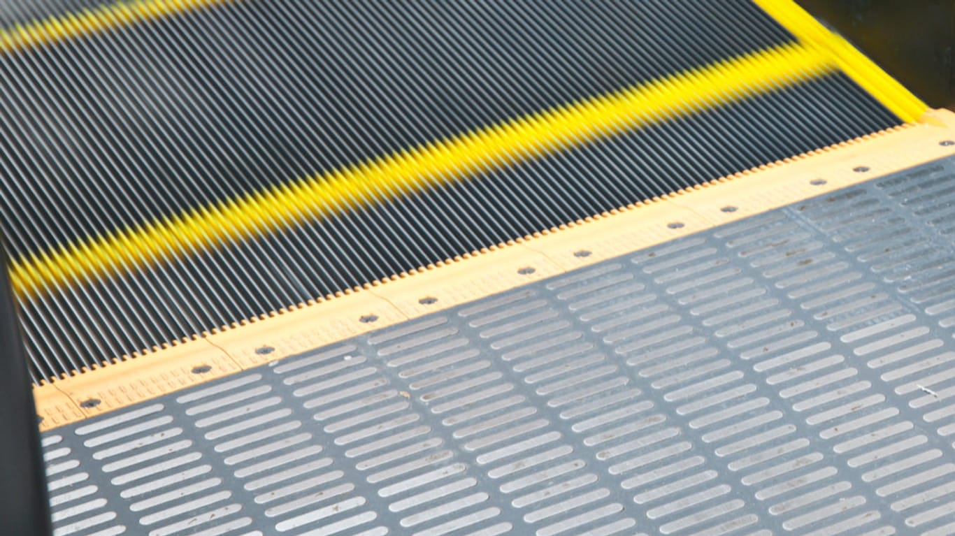 Rolltreppe: Die feste Bodenplatte mit den Zinken wird auch Kammplatte genannt.