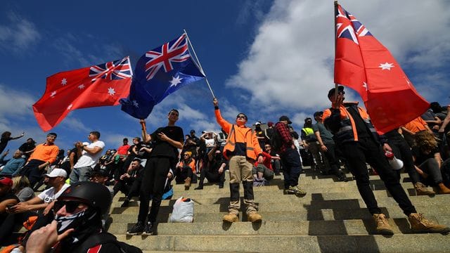 Demonstranten protestieren in Melbourne gegen die Corona-Maßnahmen der Regierung. Demonstranten protestieren in Melbourne gegen die Corona-Maßnahmen der Regierung.