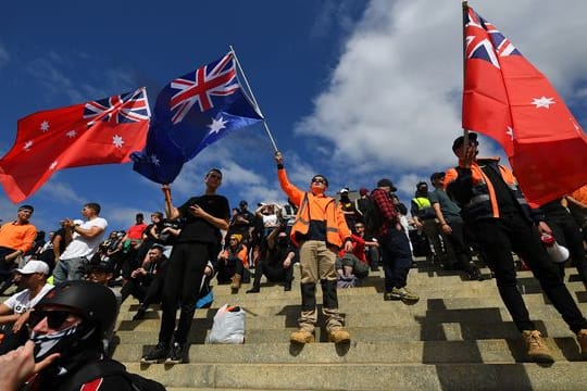 Demonstranten protestieren in Melbourne gegen die Corona-Maßnahmen der Regierung.