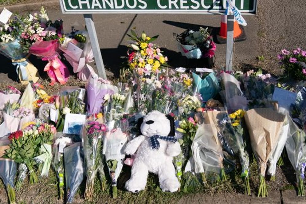 Blumengebinde und ein Kuscheltier am Tatort in Chandos Crescent in Killamarsh, in der Nähe von Sheffield.