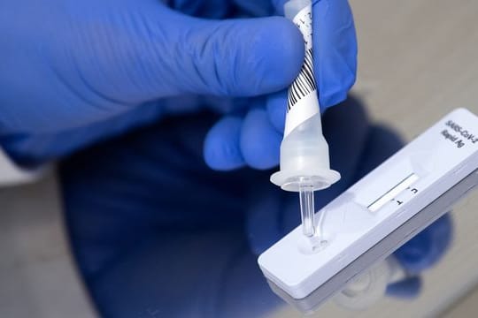 Ein Corona-Schnelltest wird durchgeführt.