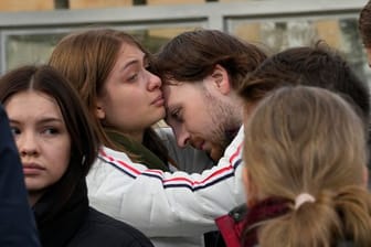 Studenten trösten sich gegenseitig während einer Versammlung nach der Schießerei auf dem Campus der Staatlichen Universität Perm.