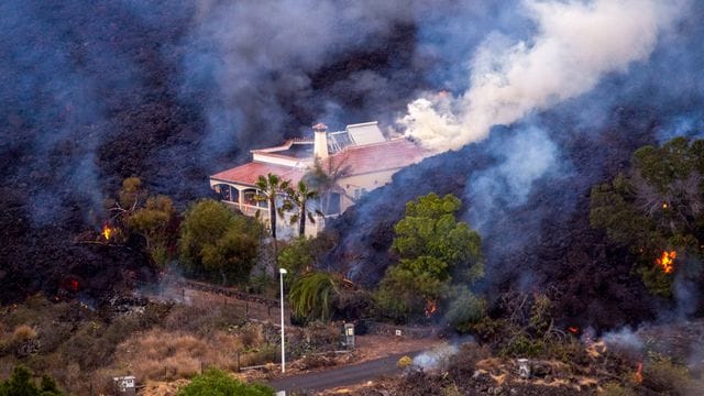 Ein Lavastrom zerstört viele Häuser auf der Insel La Palma. Ein Lavastrom zerstört viele Häuser auf der Insel La Palma.