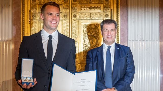 Bayern-Torwart Manuel Neuer (l) und Bayerns Ministerpräsident Markus Söder. Bayern-Torwart Manuel Neuer (l) und Bayerns Ministerpräsident Markus Söder.