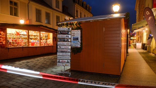 Der Weihnachtsmarkt 2017 in der Potsdamer Innenstadt ist wegen eines verdächtigen Gegenstands abgesperrt. Der Weihnachtsmarkt 2017 in der Potsdamer Innenstadt ist wegen eines verdächtigen Gegenstands abgesperrt.