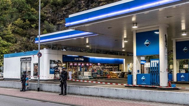 Polizisten sichern am frühen Morgen die Tankstelle, in der ein 49-Jähriger einem 20 Jahre alten Verkäufer in den Kopf geschossen haben.