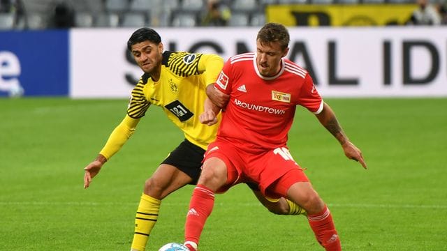 Unions Max Kruse (r) im Zweikampf mit Dortmunds Mahmoud Dahoud.