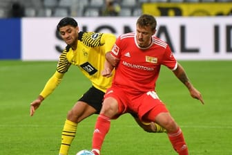 Unions Max Kruse (r) im Zweikampf mit Dortmunds Mahmoud Dahoud.