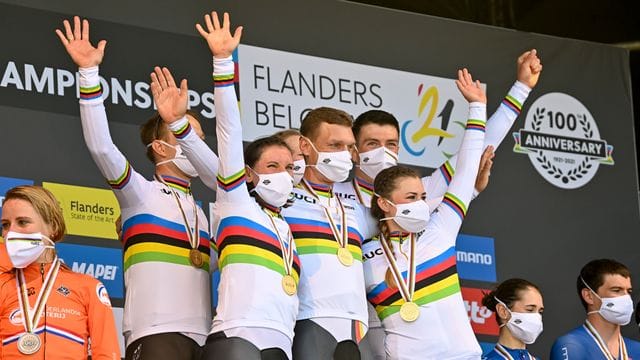 Das deutsche Team um Tony Martin (M) jubelt mit der Goldmedaille auf dem Podium.