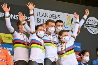 Das deutsche Team um Tony Martin (M) jubelt mit der Goldmedaille auf dem Podium.