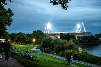 Fans auf dem Weg zum beleuchteten Weserstadion (Archivbild): Wer noch dabei sein will, muss ordentlich was zahlen.