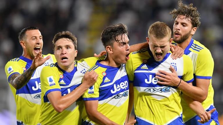 Die Spieler von Juventus bejubeln das 3:2 von Matthijs de Ligt (2.
