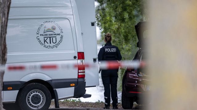 Einsatzkräfte der Mordkommission ermitteln in Hamm nach dem Fund einer Frauenleiche.