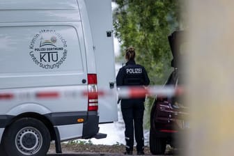 Einsatzkräfte der Mordkommission ermitteln in Hamm nach dem Fund einer Frauenleiche.