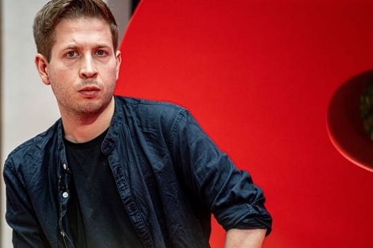 Kevin Kühnert, stellvertretender SPD-Bundesvorsitzender, nimmt an einer Debatte teil.