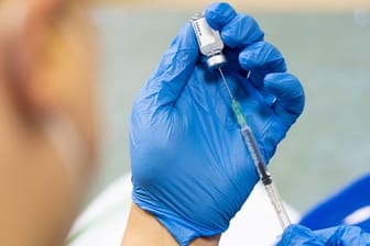 Eine Impfspritze mit dem Impfstoff Johnson und Johnson wird vorbereitet.
