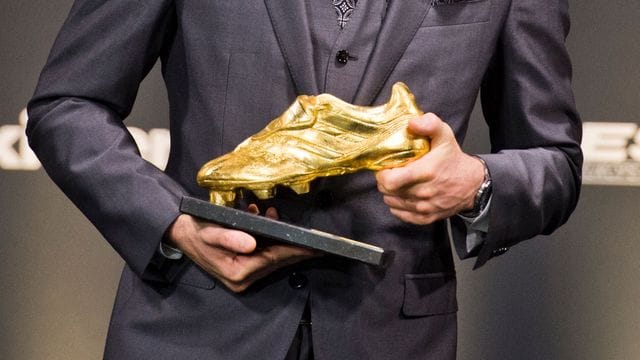 Wurde mit der Trophäe "Goldener Schuh 2021" ausgezeichnet: Robert Lewandowski vom FC Bayern München. Wurde mit der Trophäe "Goldener Schuh 2021" ausgezeichnet: Robert Lewandowski vom FC Bayern München.